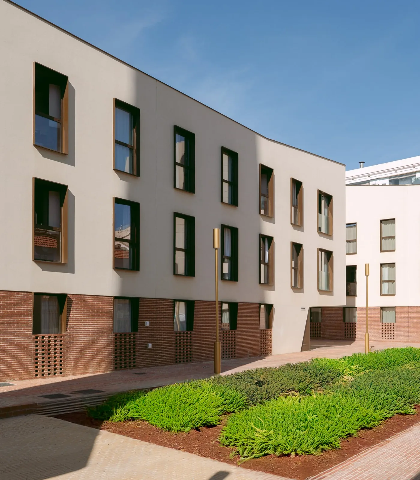 The courtyard garden of the Blau campus in Poblenou, with the studios around it
