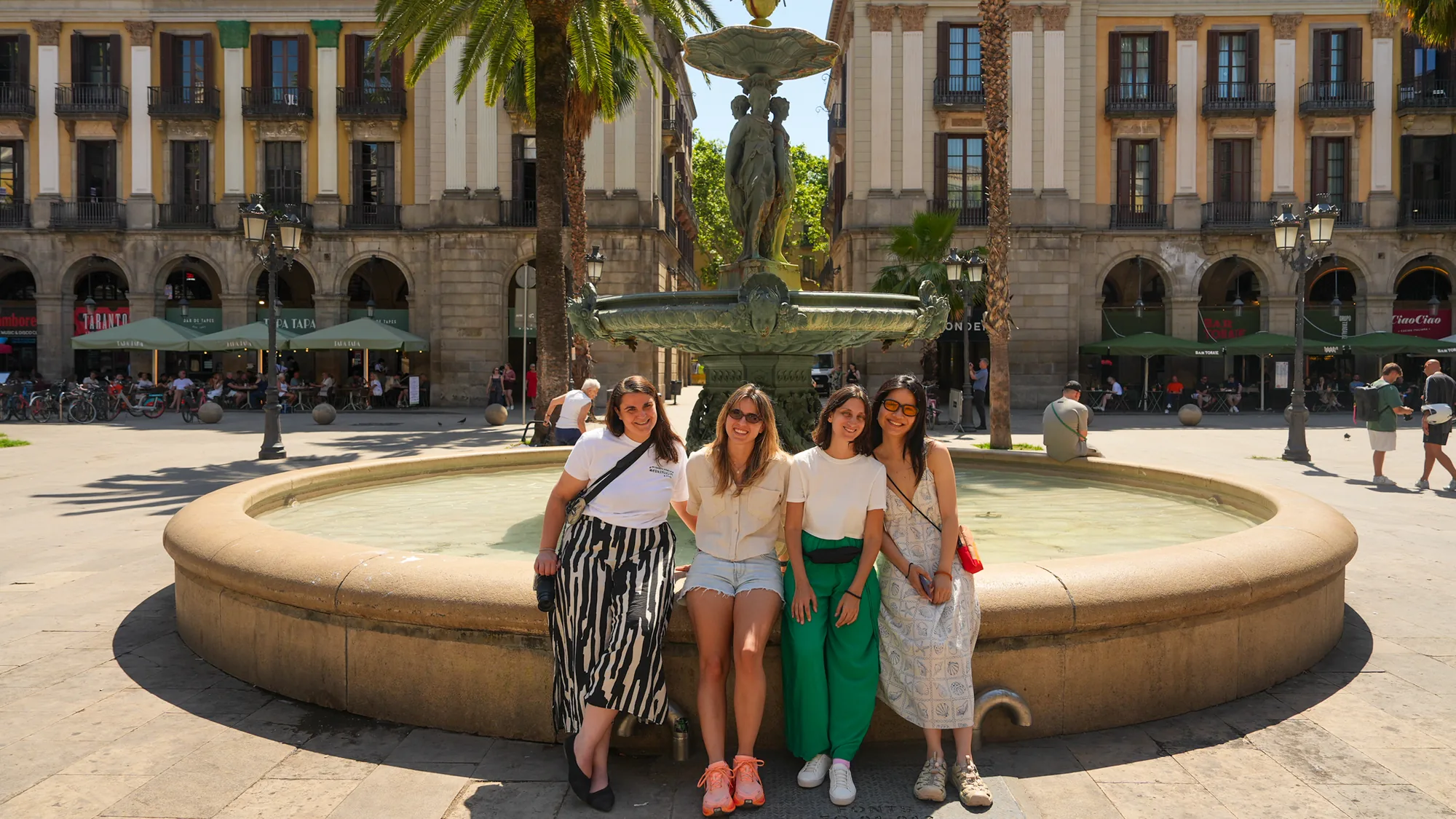 Blau students by the fountain in Pla&ccedil;a Reial, Barcelona